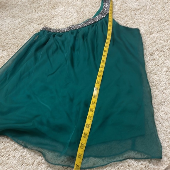 Parella xFrancesca’s Emerald Green One Shoulder Heavy Beaded Top Chiffon Overlay - Picture 6 of 8